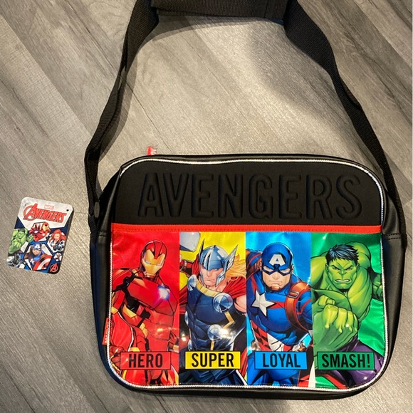 Marvel Other - Marvel Avengers zip up shoulder bag new with tags